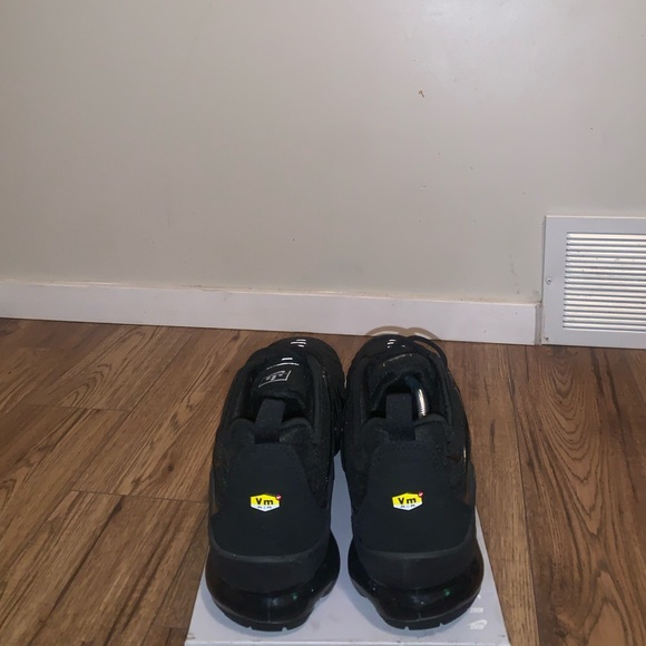 size 12 NIKE AIR VAPORMAX PLUS BLACK / BLACK - DARK GREY - Picture 4 of 8